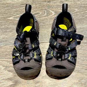 Keen toddler shoes size 9